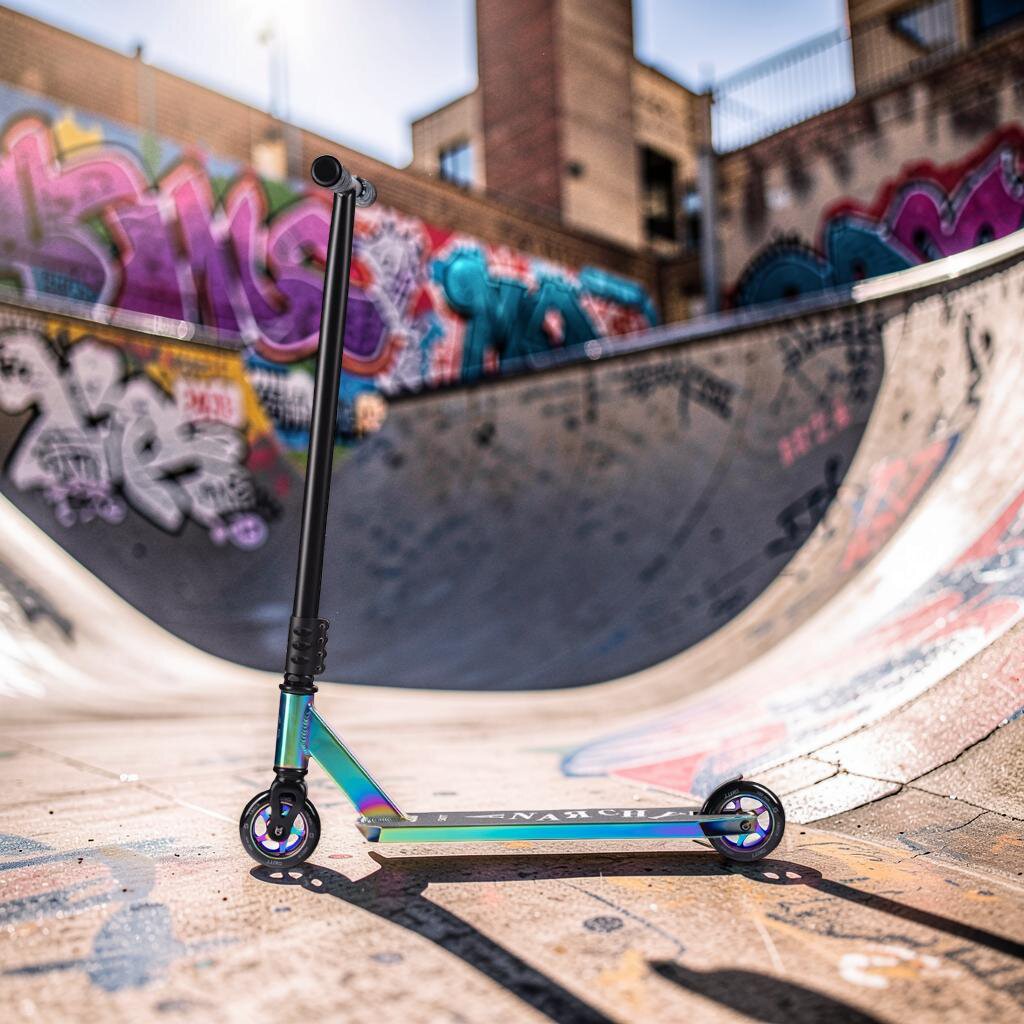 SKITT Freestyle koloběžka Anarchy Rainbow lifestyle koloběžka zboku